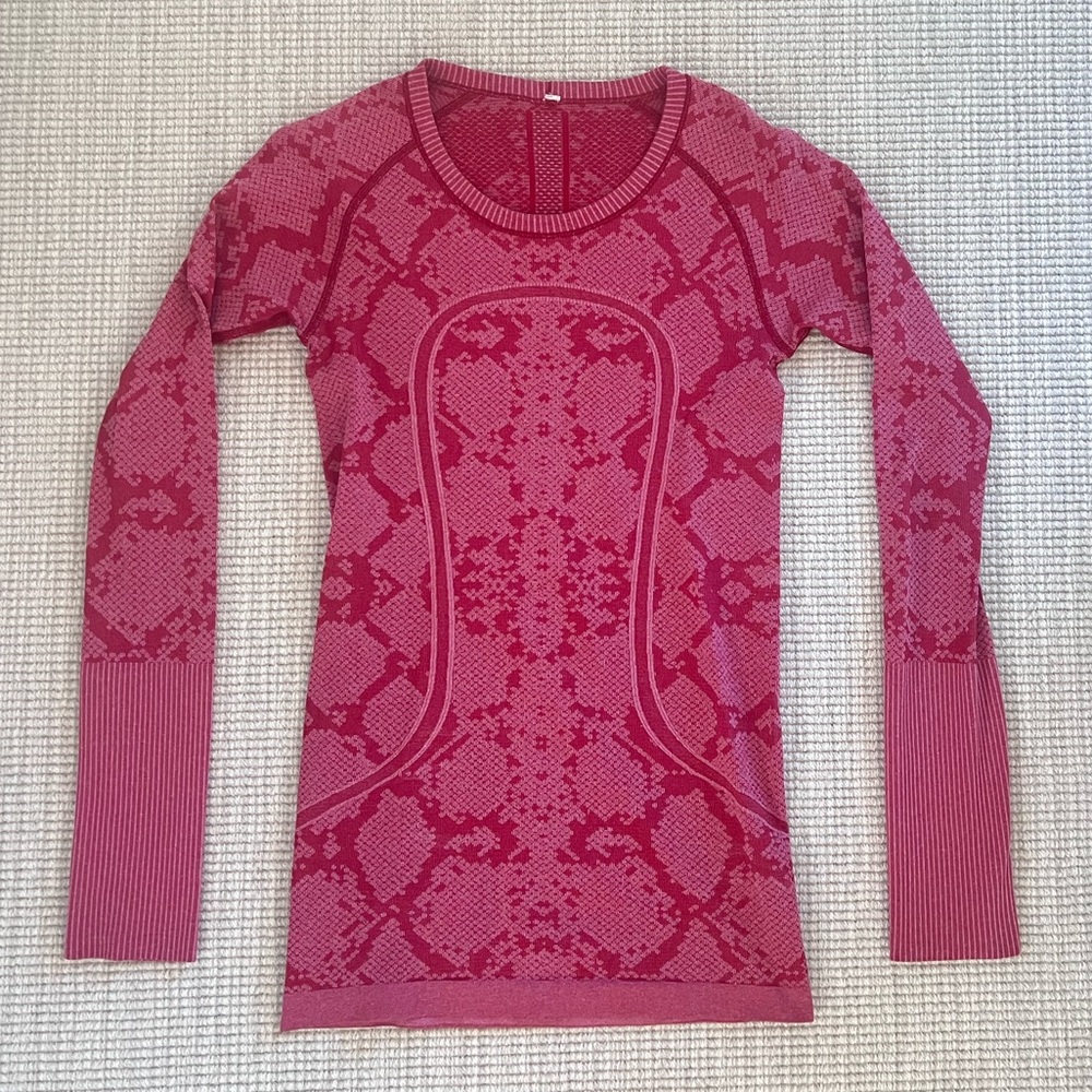 COPY - Lululemon patterned red long sleeve swiftly tech size 4